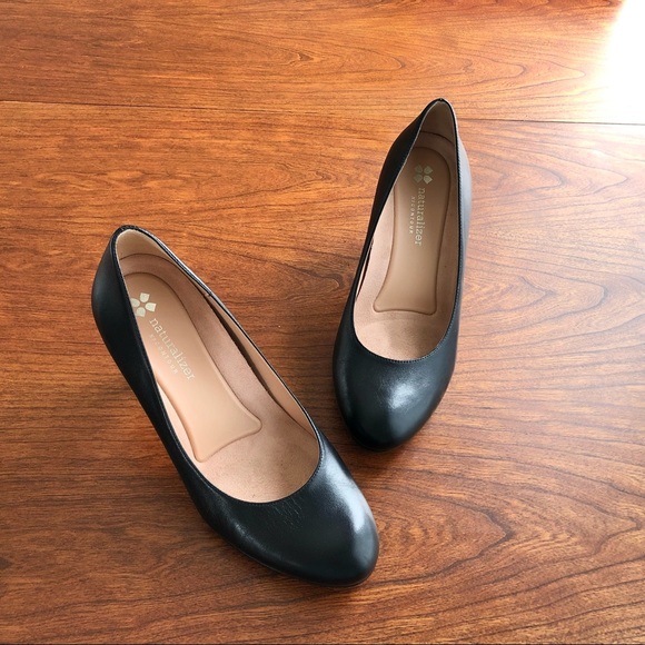 Naturalizer Michelle Black Leather Wide Width Pump - Picture 6 of 10
